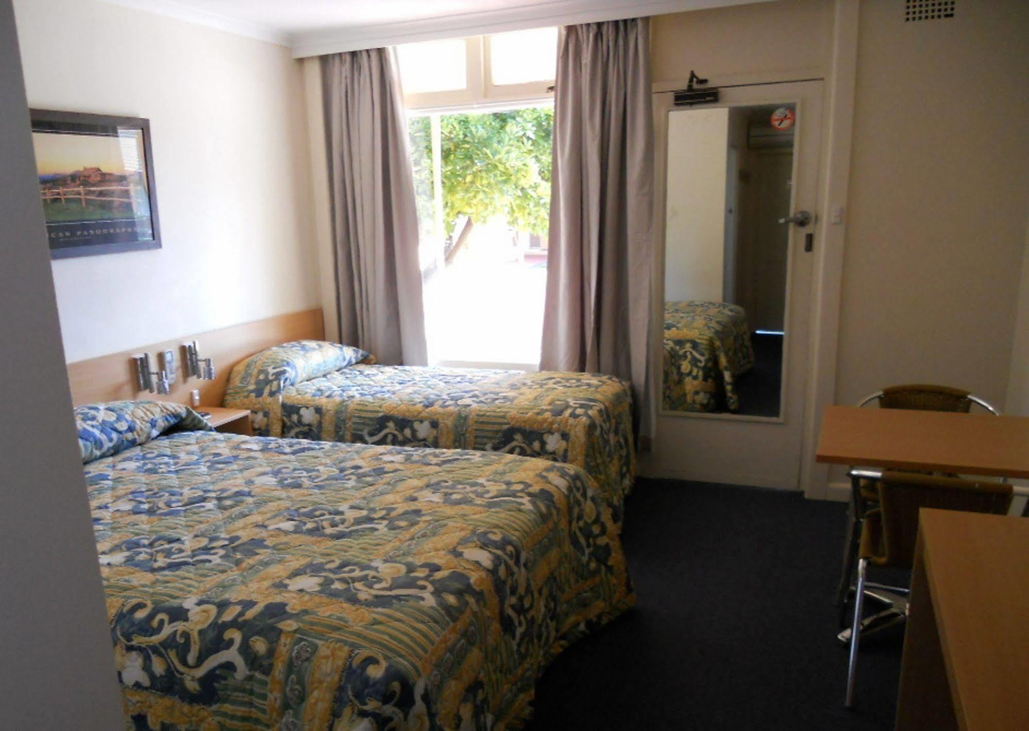 Townhouse Motel Каура Екстериор снимка